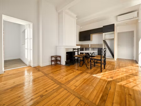 à vendre : t2 bis avec cachet unique au cœur historique de trévoux