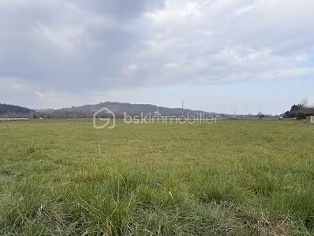 terrain de 1 985 m² à antist