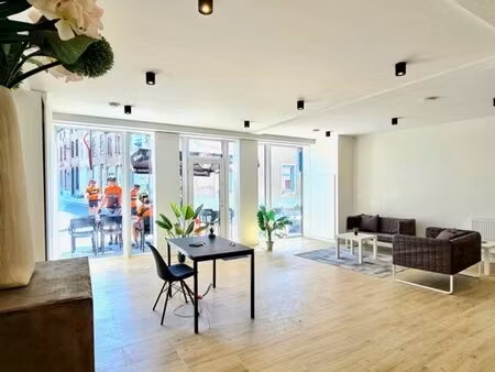 commerce avec parking et panneaux solaires