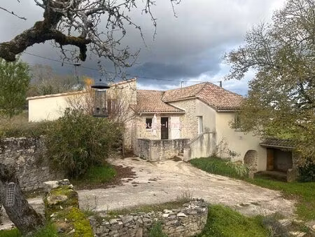 belle maison quercynoise de 7 pièces avec grange et 1 ha de terrain.