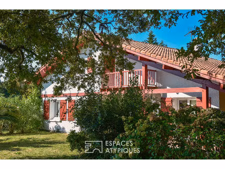 maison avec piscine et son parc arboré