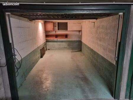 box de stockage ou véhicule à 100m gare houilles