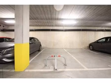 emplacement de parking intérieur dans un parking fermé