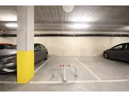 emplacement de parking intérieur dans un parking fermé