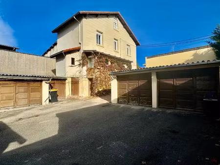 maison de ville avec cour et garages