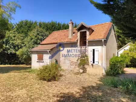 une maison pleine de charme avec un grand terrain arboré