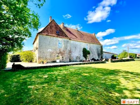 vente demeure d'exception à saint-hilaire-des-loges (85240) : à vendre / 495m² saint-hilai