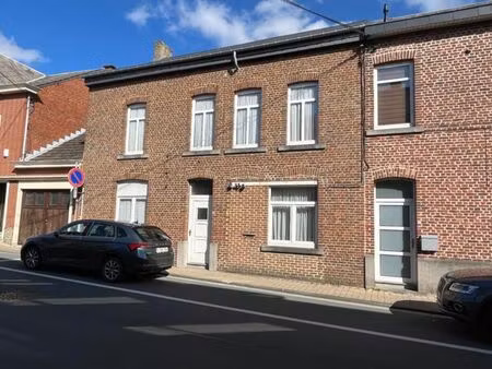 maison d'habitation avec cour et ardin