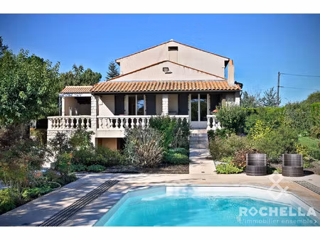 grande maison familiale avec piscine sécurisée