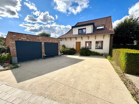 alleenstaande woning met 3 slaapkamers  tuin en dubbele garage