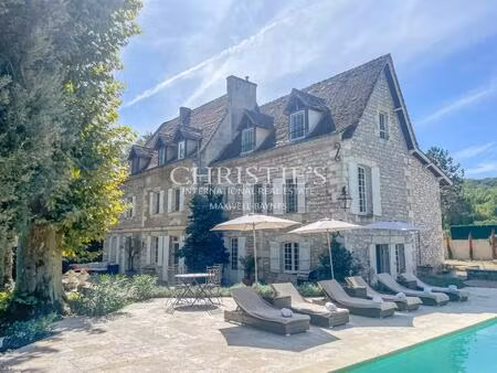 la maison de maître en pierre dans la forêt  nichée dans un paisible hameau le long de la.