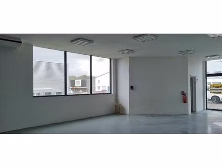 location commerce 3 pièces 200 m² à malemort (19360)