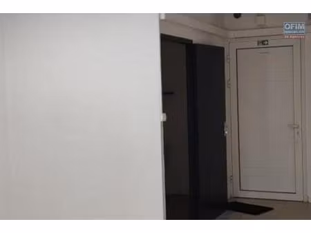 a louer local professionnel/ commercial sur sainte marie/ grande montée