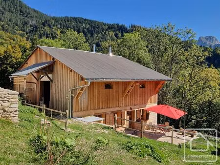 une rénovation haut de gamme d'une ferme alpine isolée avec trois chambres  internet par..