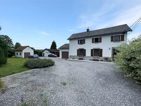 maison dans une rue sans-issue avec vue sur les champs