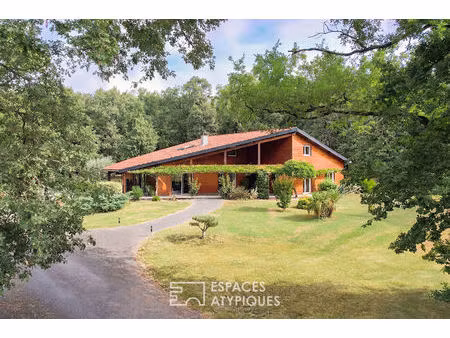 villa contemporaine et son studio d'artiste au coeur de la nature boisée