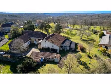 ancien corps de ferme avec nombreuses dépendances