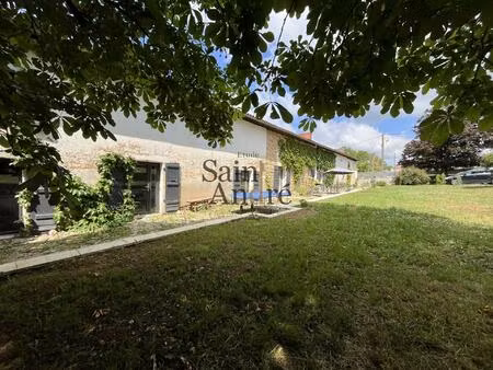 propriété charentaise de caractère avec piscine et dépendances