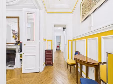 appartement à usage mixte dans un immeuble chargé d'histoire