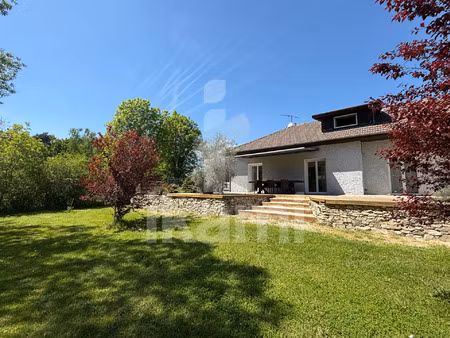 cadre verdoyant et calme  belle maison lumineuse avec grand