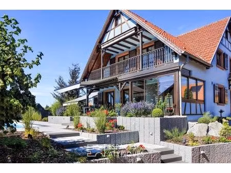 maison familiale avec jardin et piscine