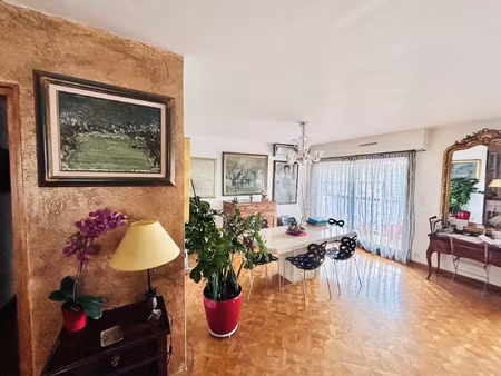 t3 de 95 m2 avec une vue sur la place castellane en exclus