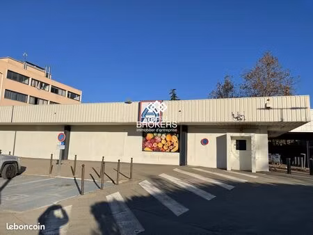 local commercial 665 m² st martin de crau