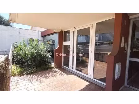 local professionnel avec vitrine en rdc avec parkings privatifs.