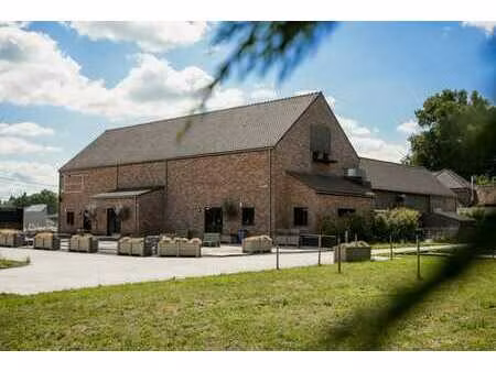 bâtiment commercial de 500 m² avec grand parking !