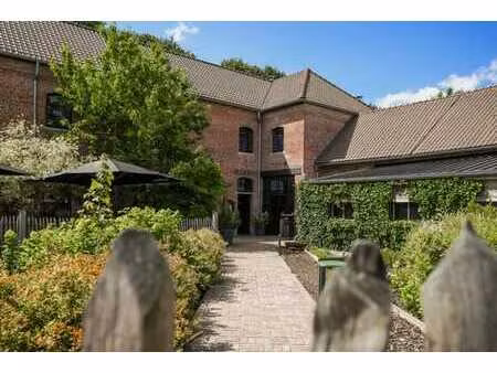 bâtiment commercial de 500 m² avec grand parking !