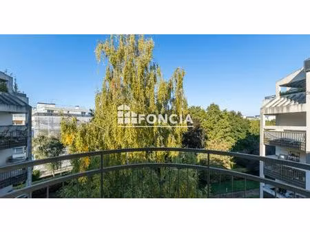 exclusivite: grand studio avec balcon  cave et parking inclus