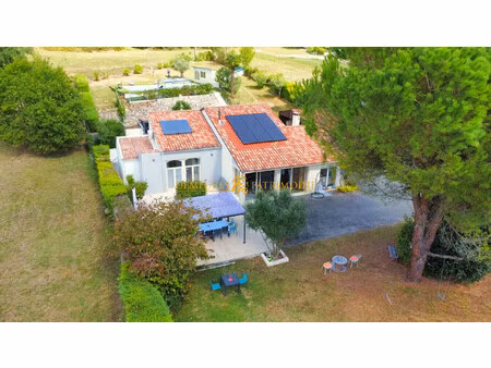 maison lumineuse avec véranda  piscine et terrain arboré