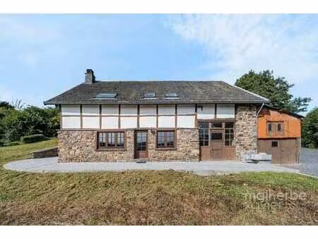 fermette authentique en pierre et colombage avec grand terra