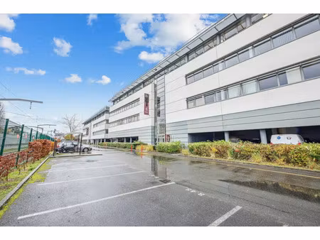 a louer : plateau de bureaux au pied de la gare rer b - rare sur le territoire paris-sacla