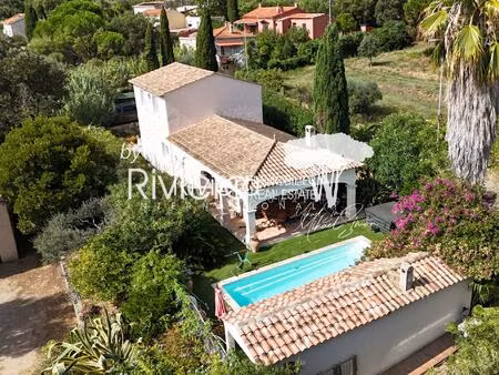 villa avec piscine et terrain plat !