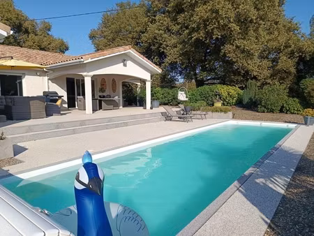 contemporaine de 180 m² aux prestations de qualite avec piscine chauffee