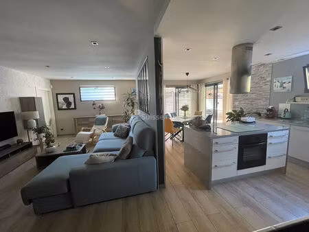 charmante maison  plain pied de 2011  sur 598m2 de terrain clos avec piscine