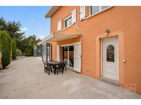 mionnay  ancien corps de ferme rénové avec jardin et piscine