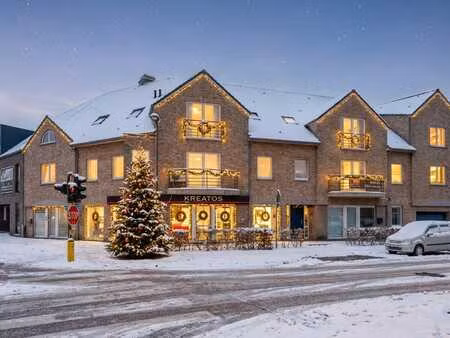 appartement en duplex avec terrasse et parking.