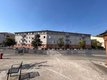 grenade: vaste appartement t4 proche tous commerces