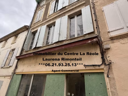 immeuble de ville à rénover élevé sur 3 niveaux