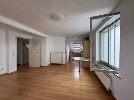 eizeringen (lennik) - bureel - 4 ruimtes en grote parking