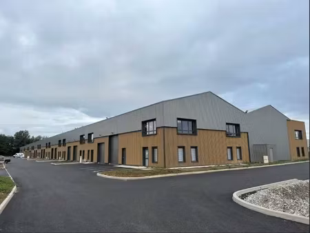 a vendre - local d'activites avec bureaux - 234 m² non divisibles - bourgoin-jallieu (3830