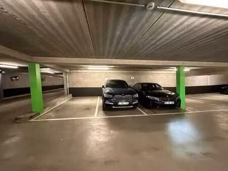 3 places de parking  à vendre ensemble ou séparément