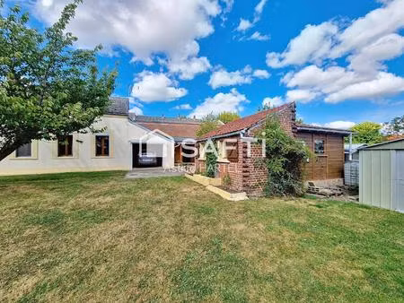 maison située en plein centre du village
