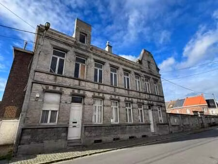 ensemble de deux bâtiments avec cours