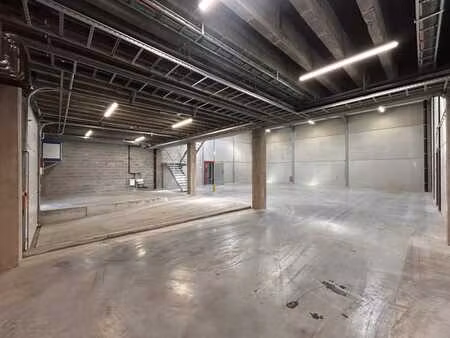entrepôt 190 m² + bureau 35 m² à louer.