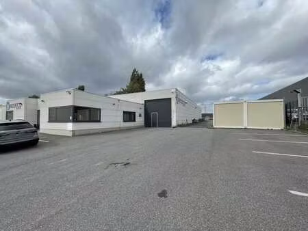 bon entrepôt avec bureaux à louer dans le zoning de cuesmes
