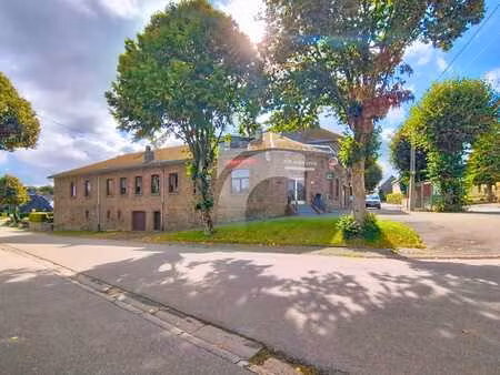 immeuble avec café/salle de fête et appartement