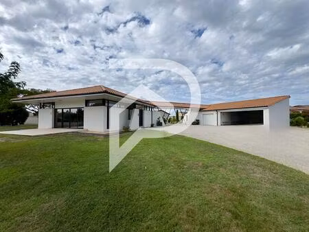 maison d'architecte de plain-pied avec appartement indépenant.